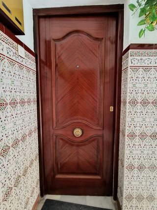 Puerta madera maciza entrada.
