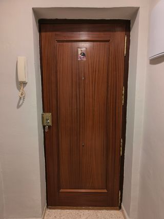 Puerta madera maciza entrada.