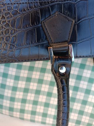 Bolso negro imitacion piel cocodrilo