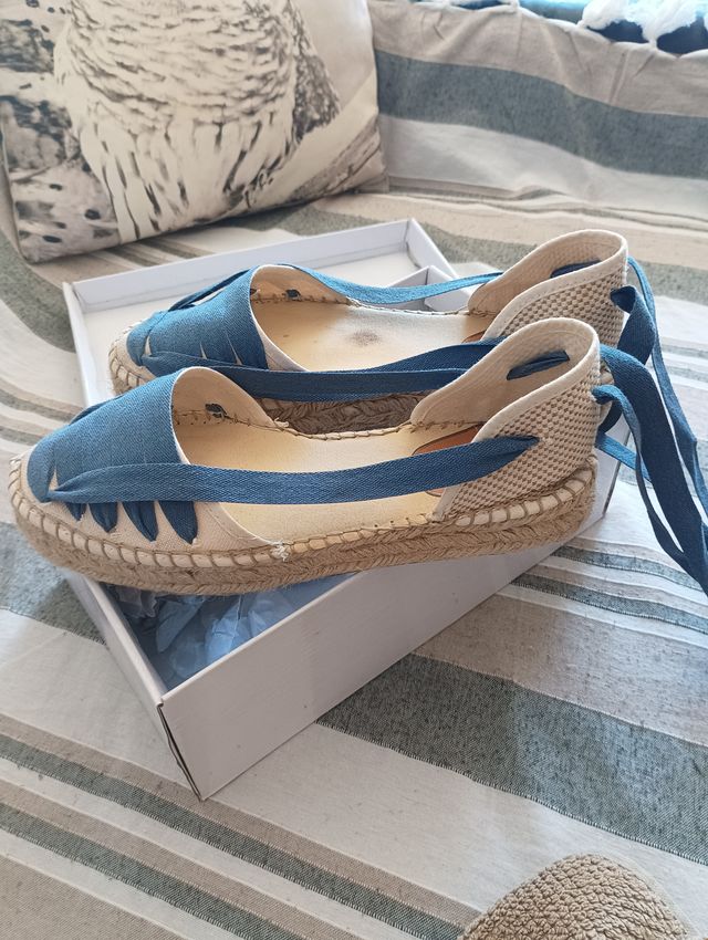 Alpargatas beige y azul - cordones