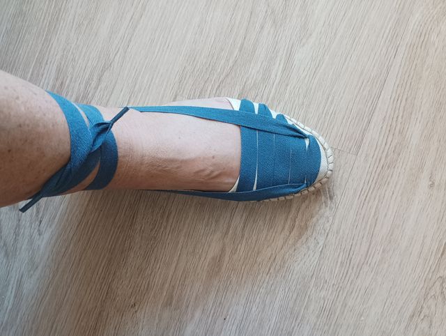 Alpargatas beige y azul - cordones