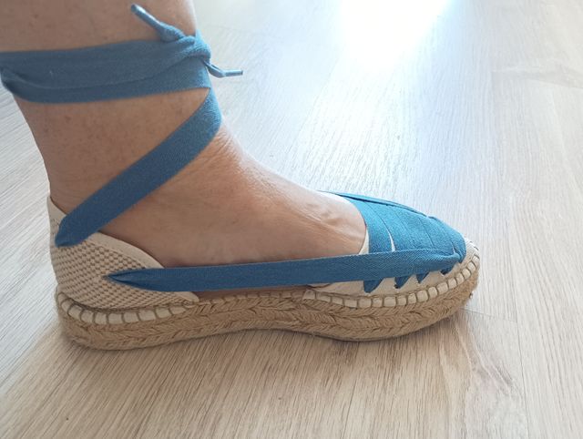 Alpargatas beige y azul - cordones