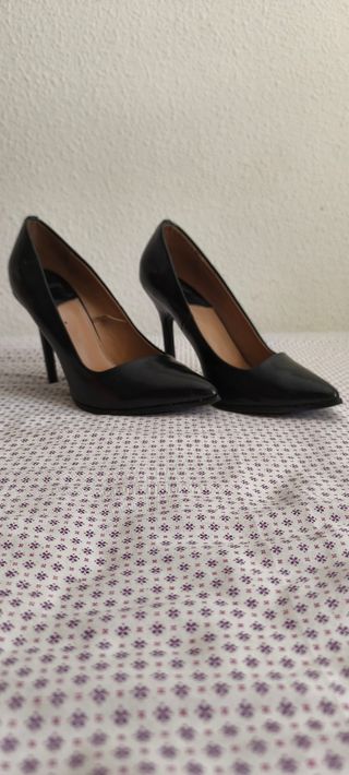 Tacones negros de tacón alto
