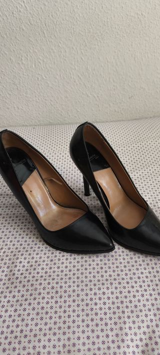 Tacones negros de tacón alto