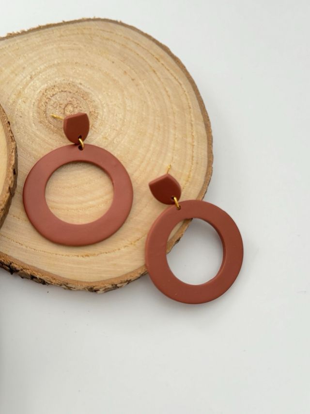 Pendientes minimalistas marrones