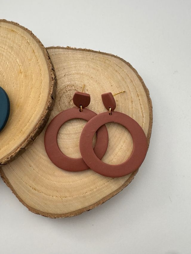 Pendientes minimalistas marrones