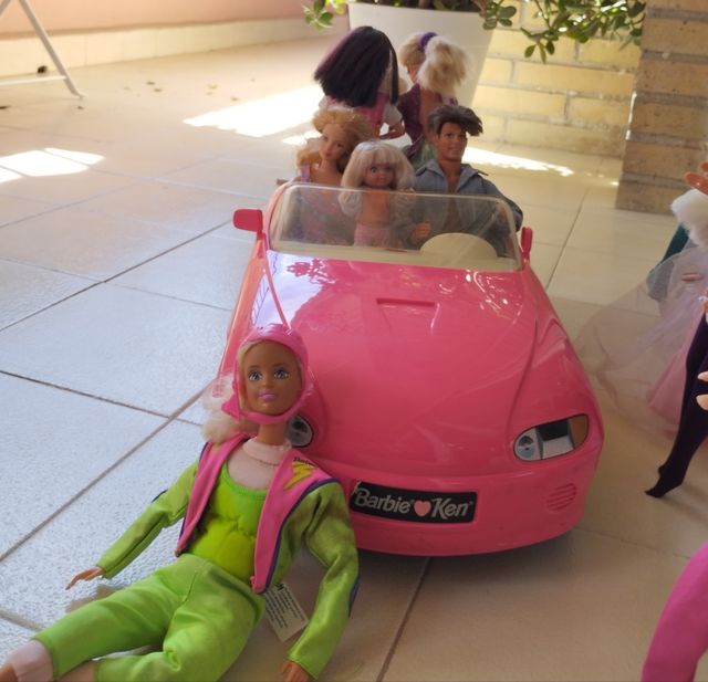 Lote Barbie y Ken: 10 muñecas + coche de regalo