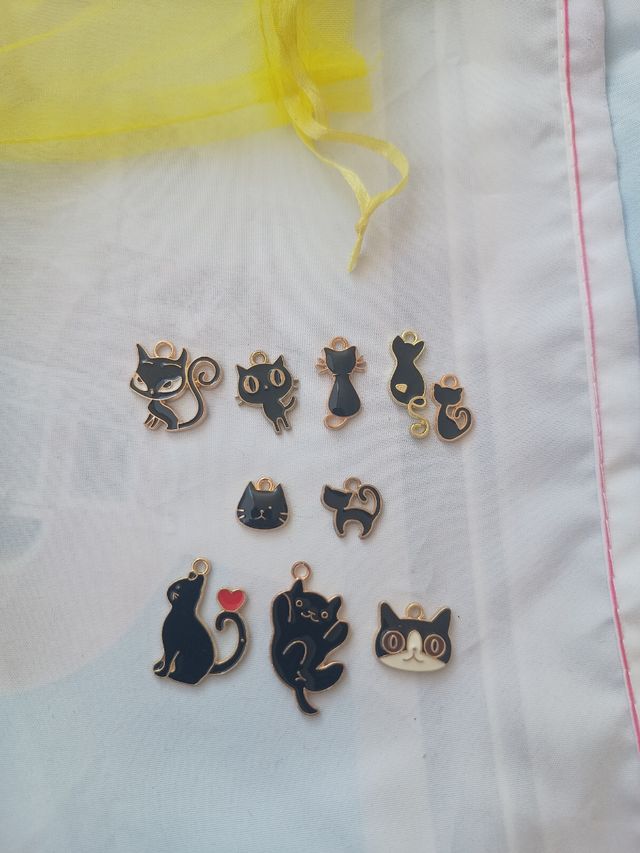 Pack 10 colgantes gatos metal esmaltado