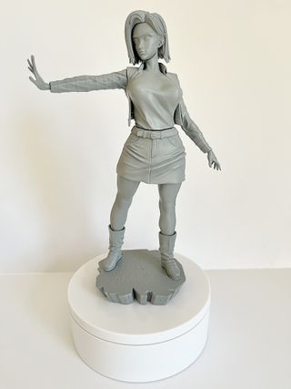 Figura androide N18 resina