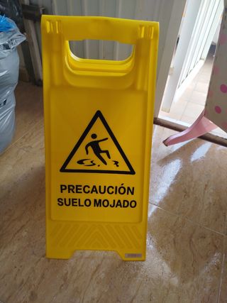 Señal Precaución Suelo Mojado.