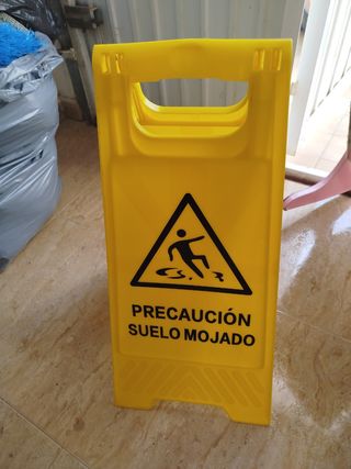 Señal Precaución Suelo Mojado.