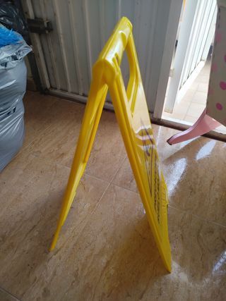 Señal Precaución Suelo Mojado.