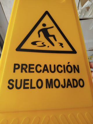 Señal Precaución Suelo Mojado.