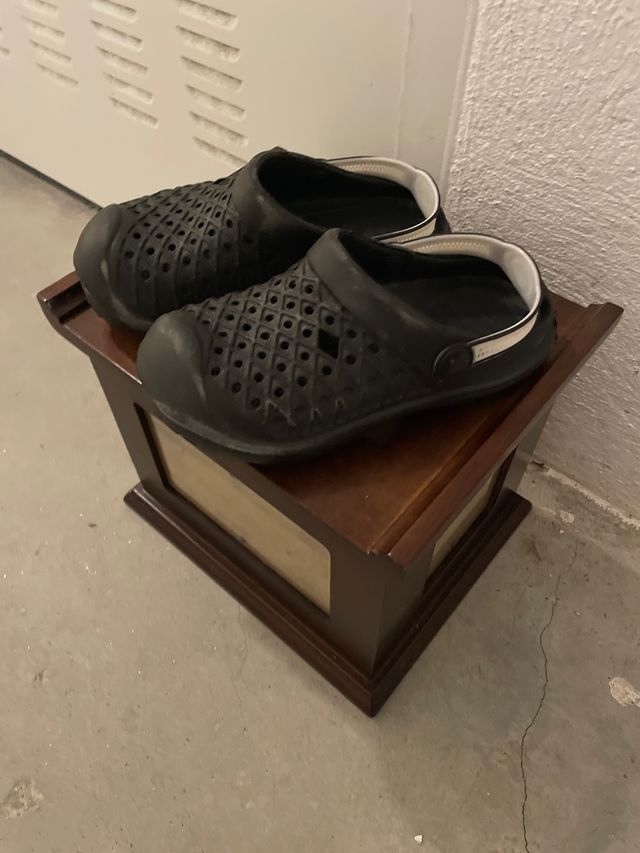 Crocs negros talla 28