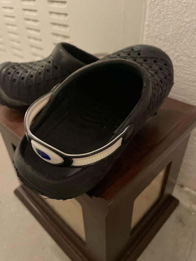 Crocs negros talla 28