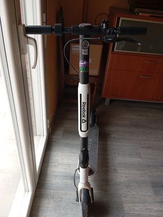 Monopatín eléctrico Reebok