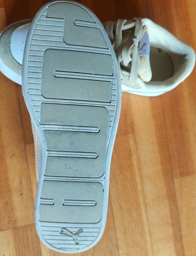 Zapatillas Puma beige y blancas