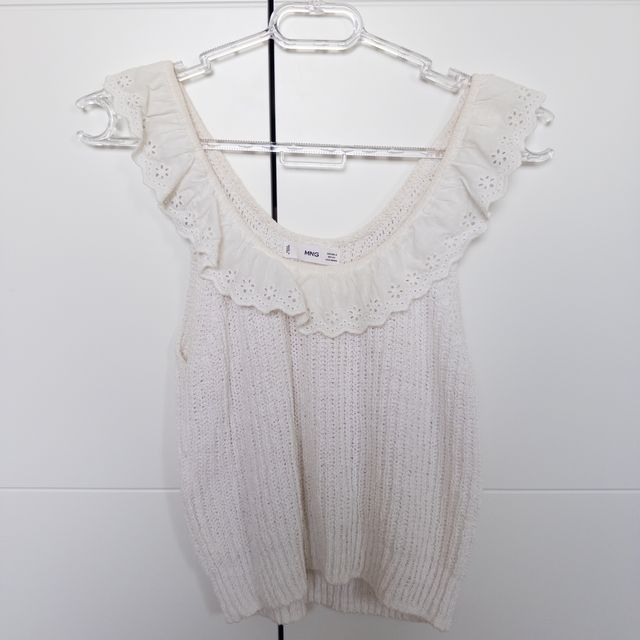 Top punto algodón crudo con volante