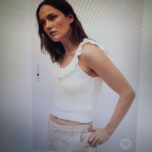 Top punto algodón crudo con volante