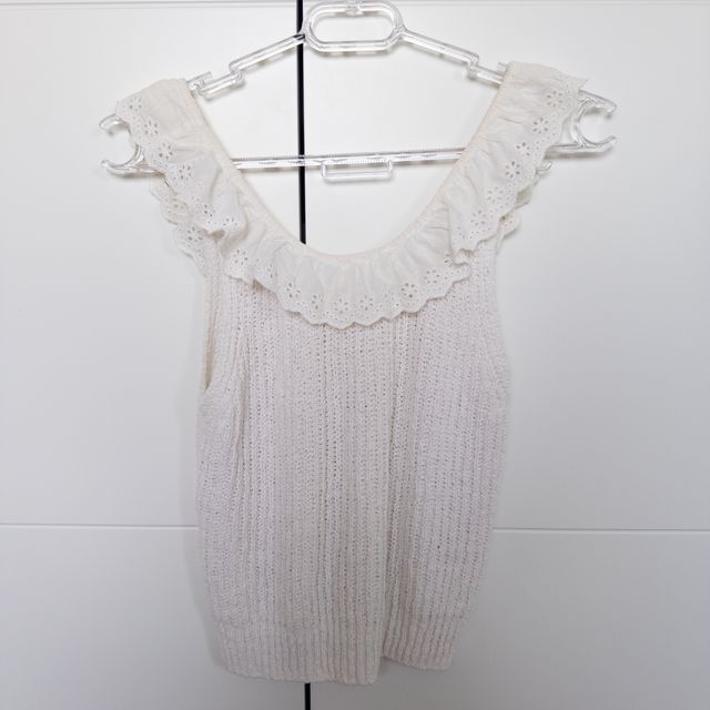 Top punto algodón crudo con volante