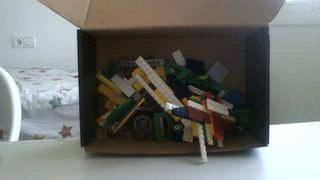 legos piesas exclusivas y tiene una figurita