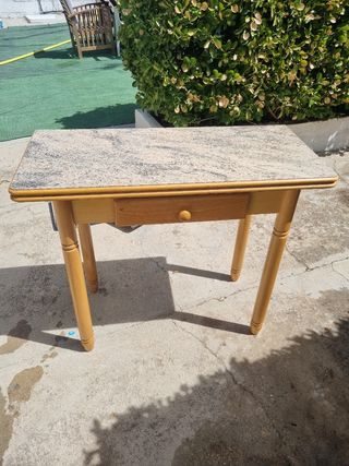 Mesita de madera con tablero de mármol antigua