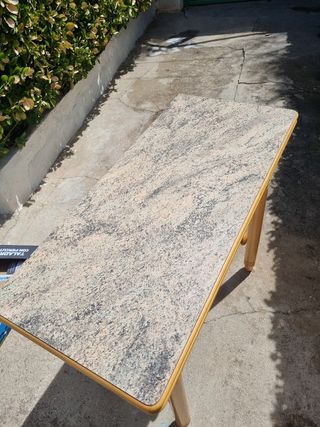Mesita de madera con tablero de mármol antigua