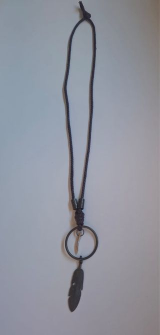 Collar con pluma gris