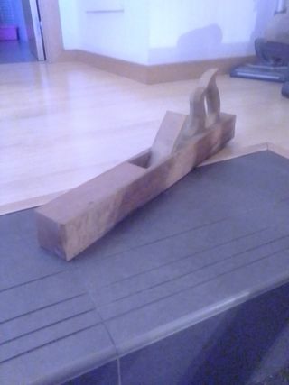 Garlopa antigua de madera sin cuchilla