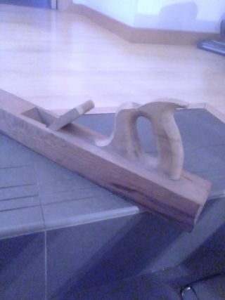 Garlopa antigua de madera sin cuchilla