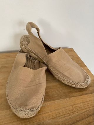 Alpargatas planas de color beige