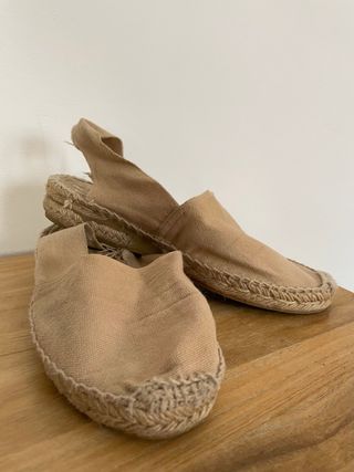 Alpargatas planas de color beige