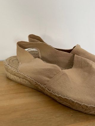Alpargatas planas de color beige
