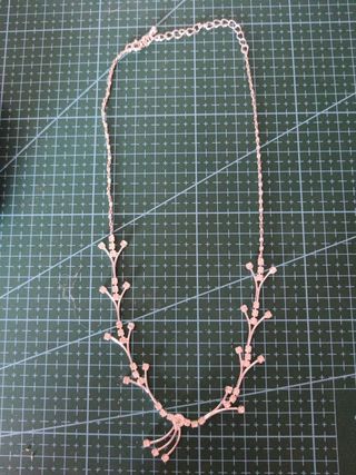 Collar plateado con piedras 