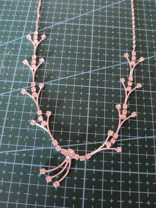 Collar plateado con piedras 