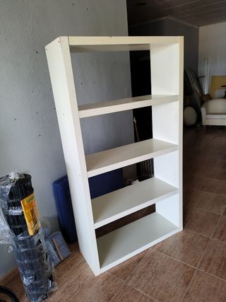 Estantería blanca de madera