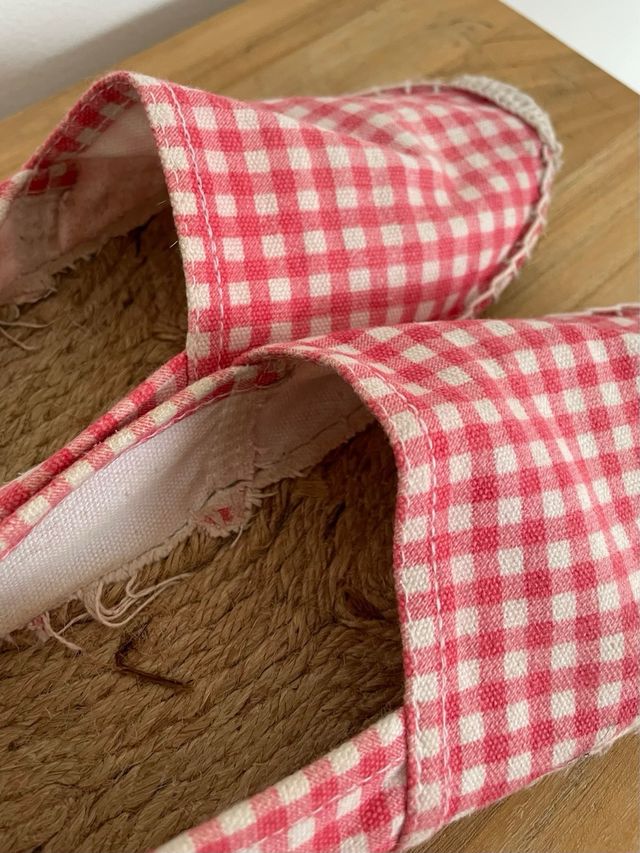 Alpargatas planas de cuadros rojos y blancos