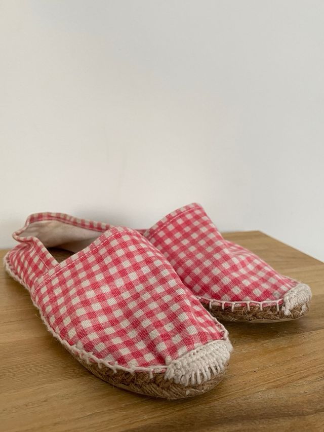 Alpargatas planas de cuadros rojos y blancos