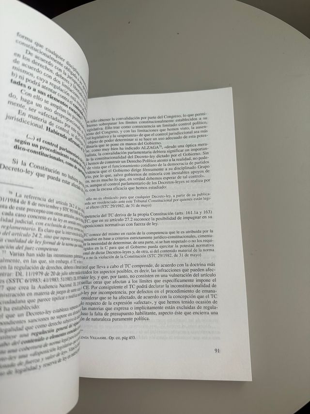 Sistema Constitucional Español según la Juris UNED