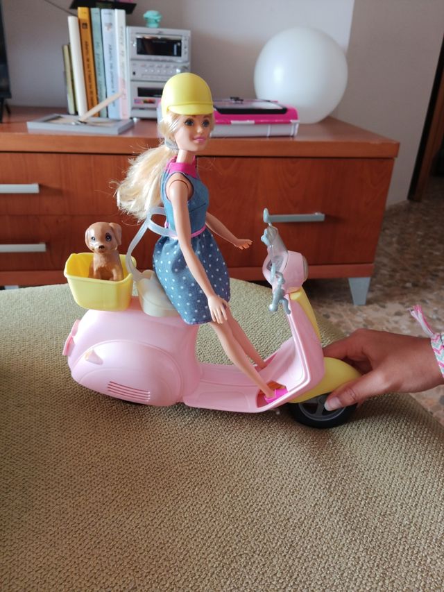 Moto Vespa Barbie + Perro