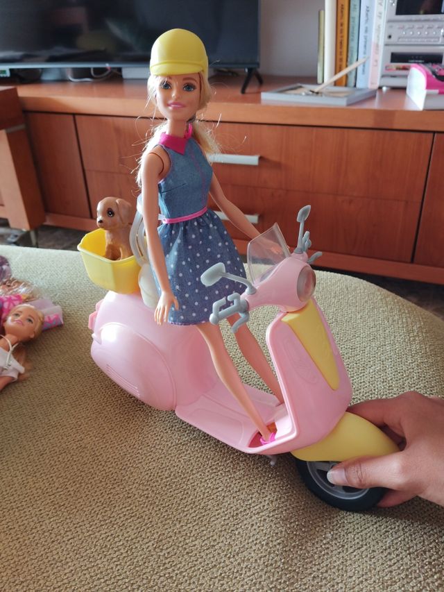 Moto Vespa Barbie + Perro