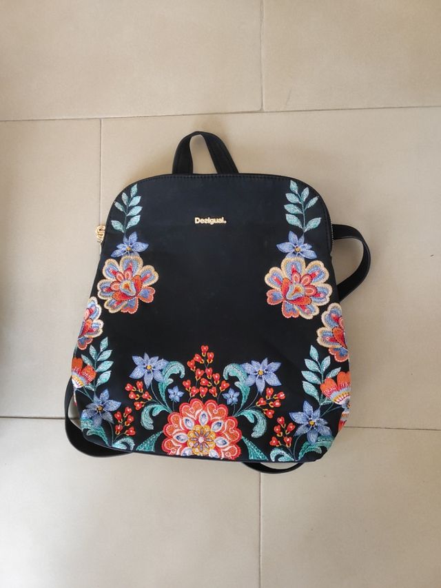Mochila Desigual negra estampada