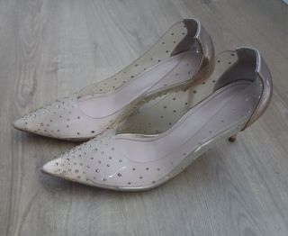 Zapatos tacón aguja dorados