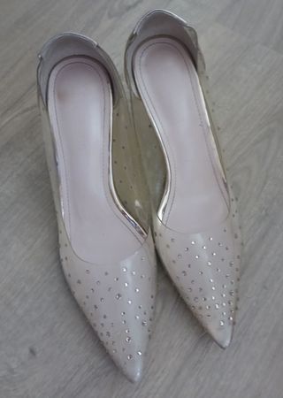 Zapatos tacón aguja dorados