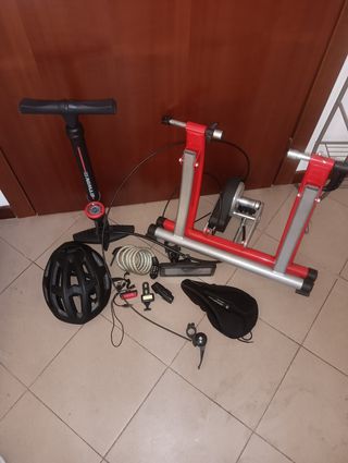 Accessori bici corsa: rullo, pompa, casco