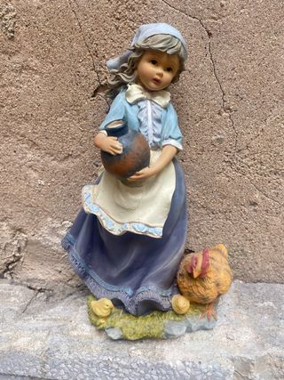 Figura Niña Campesina con Gallinas