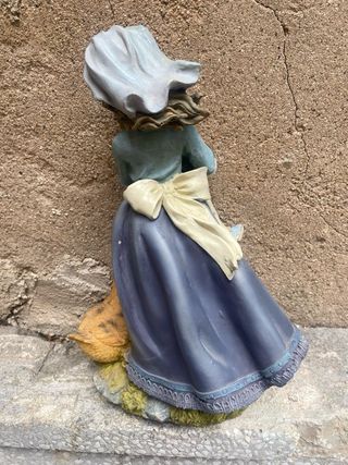 Figura Niña Campesina con Gallinas