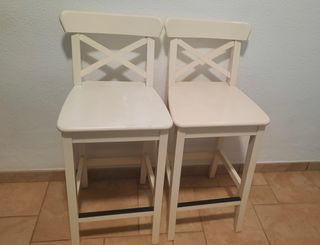 2 Taburetes blancos de madera