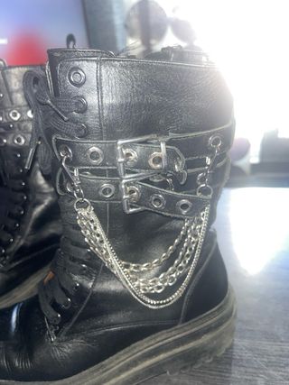 Botas Zara negras con cadenas