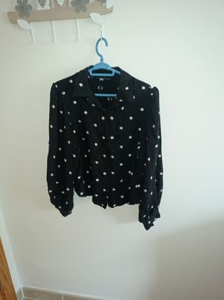 Camisa negra Zara lunares